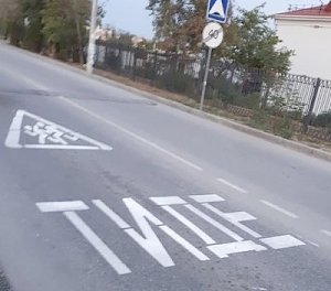 Кого "шукают"? На севастопольской дороге заменили слово "Дети" украинским выражением