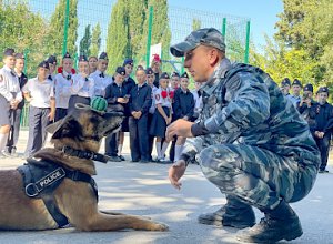 Полицейский пёс по кличке Тор побывал в гостях у севастопольских кадет органов внутренних дел