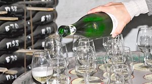 Минимальную цену на шампанское предложили увеличить на 18%
