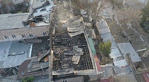 Движение транспорта в центре Ялты временно ограничено в связи с проливкой сгоревшего дома