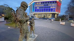 Полиция и ФСБ задержали осквернившего памятник «Вежливым людям»