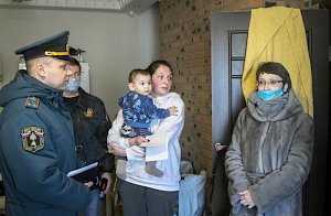 День добрых дел: в Севастополе МЧС России и уполномоченный по правам ребёнка установили дымовые извещатели в домах многодетных семей