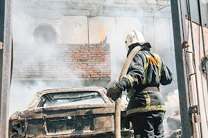 Главное управление МЧС России по городу Севастополю напоминает, как действовать при пожаре в автомобиле