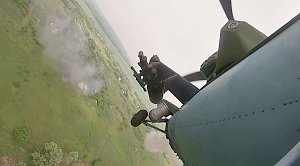 Российский Ми-35 уничтожил украинскую бронетанковую колонну под Изюмом