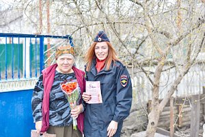 Севастопольские полицейские поздравили матерей и вдов погибших сотрудников с Международным женским днём