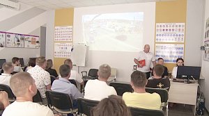 Автоинспекторы Севастополя провели занятия по ПДД для будущих водителей