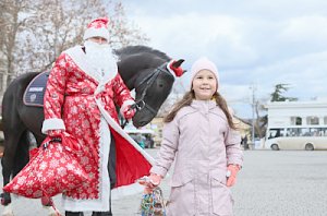 В Севастополе полицейский Дед Мороз и Снегурочка на лошадях приехали поздравить всех горожан с наступающим Новым годом