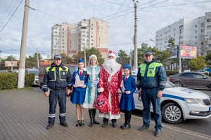 Сотрудники Госавтоинспекции Севастополя вместе с ЮИДовцами провели на дорогах города профилактическую акцию «Авто Дед Мороз»